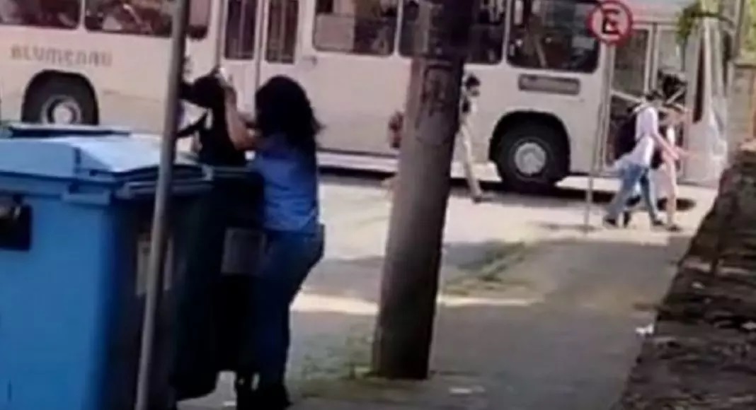 Vídeo: mulher é filmada jogando cachorro em lixeira em Blumenau