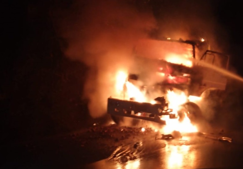 Colisão entre caminhões carregados de cebolas causa incêndio no Meio-Oeste do estado