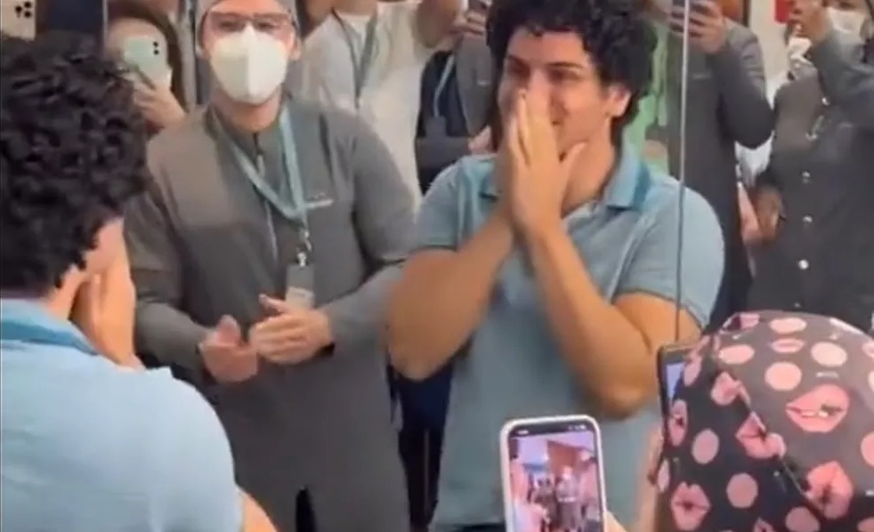 Jovem viraliza na internet ao participar de 'chá revelação' de harmonização facial em São Paulo