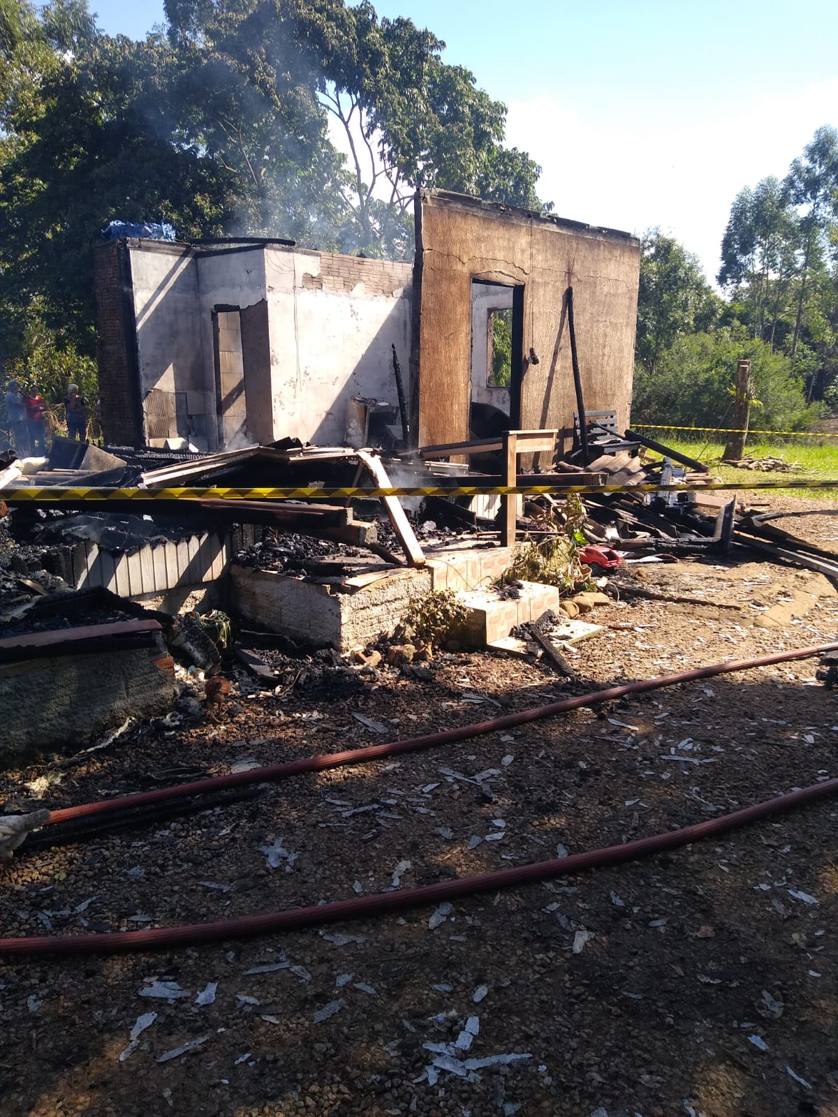Residência é destruída por incêndio em Forquilhinha