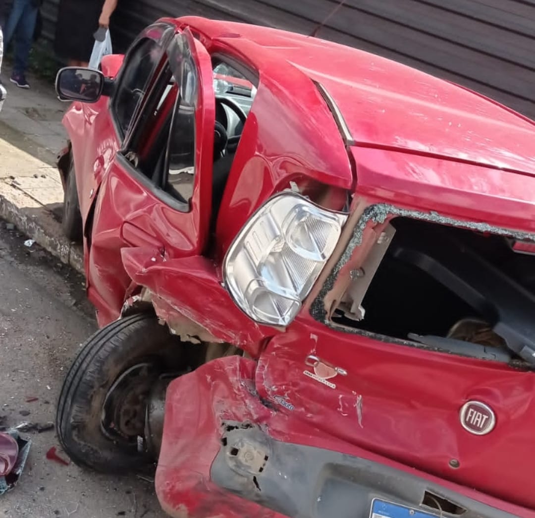 Foto e Vídeo: Jovem colide contra seis carros na área central de Criciúma e é detido por populares