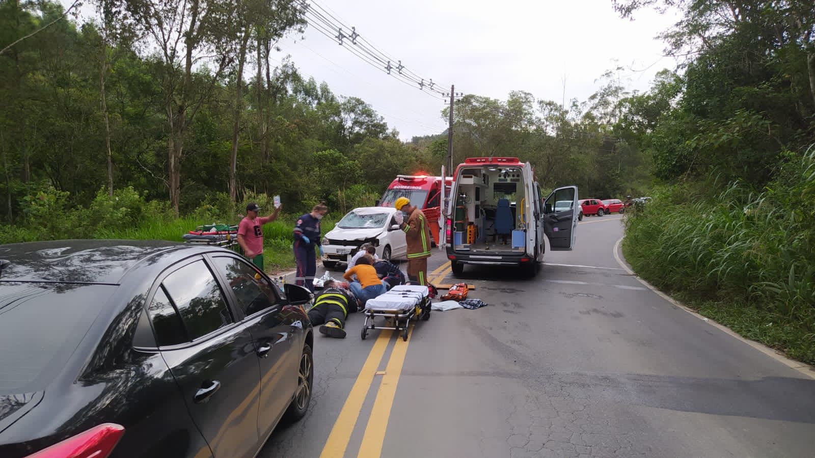 Acidente entre três veículos deixa adolescente com fratura exposta no Vale do Itajaí