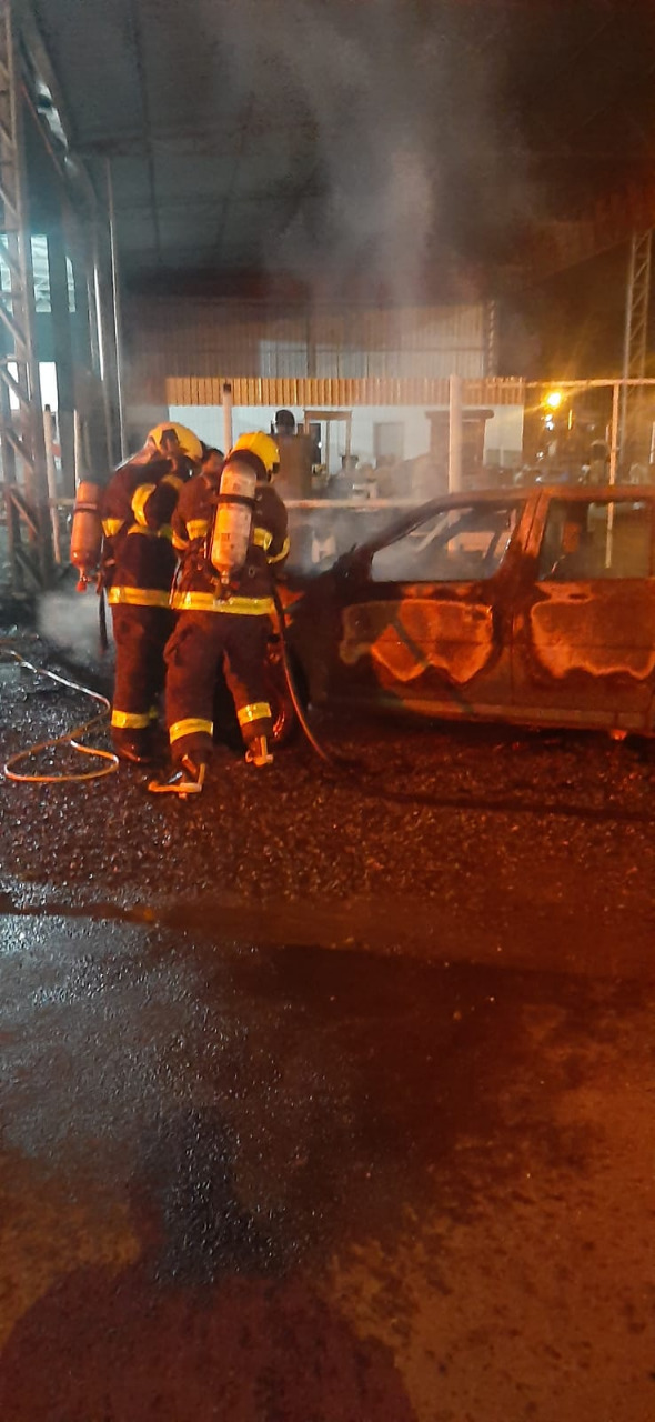 Carro pega fogo no bairro Cristo Rei, em Cocal do Sul