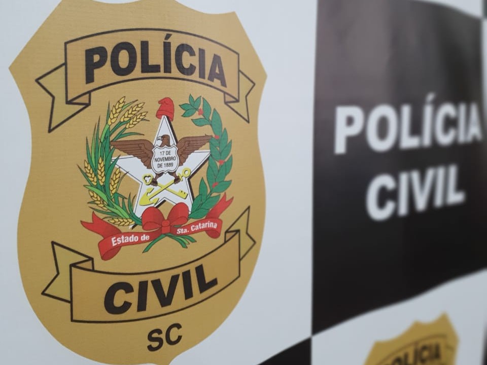 Polícia prende casal por morte de homem encontrado no rio Itajaí-Mirim, em Itajaí