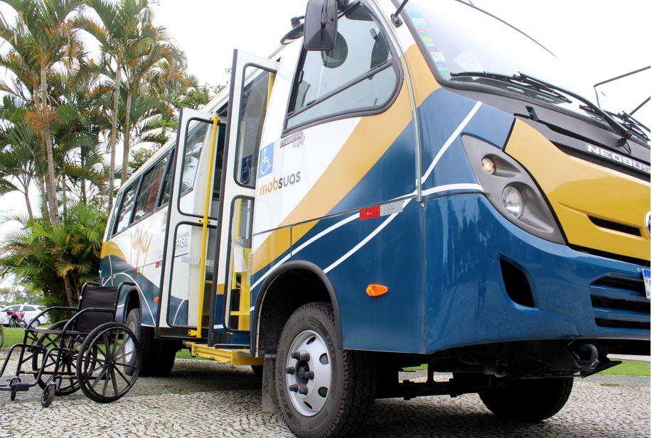 Prefeitura de Criciúma entrega micro-ônibus à Apae do município