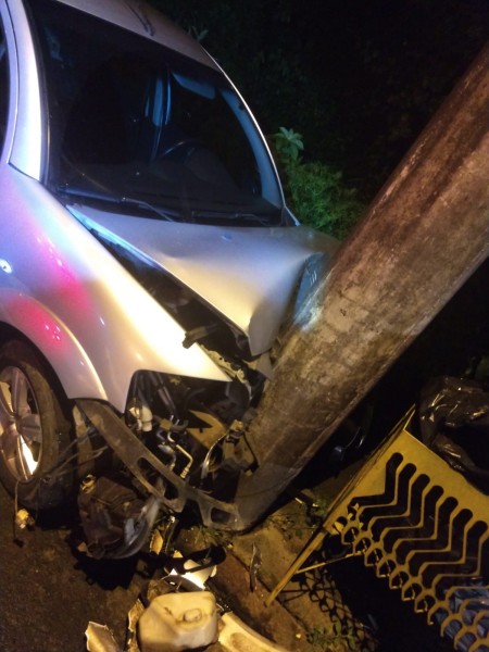 Em Urussanga, motorista fica ferida após colidir carro em poste