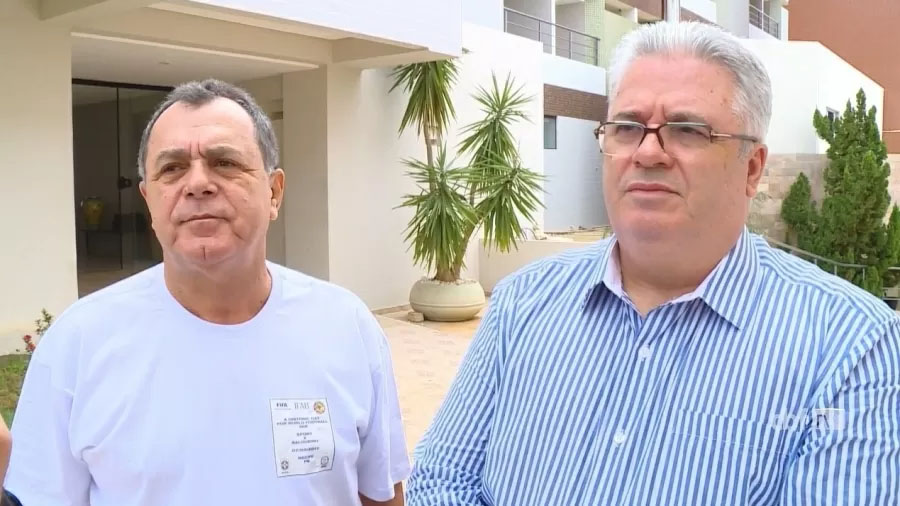Sérgio Corrêa (D), responsável pelo VAR, e Manoel Serapião, responsável pela análise da arbitragem, estão entre os demitidos | Foto: Reprodução/CBF TV