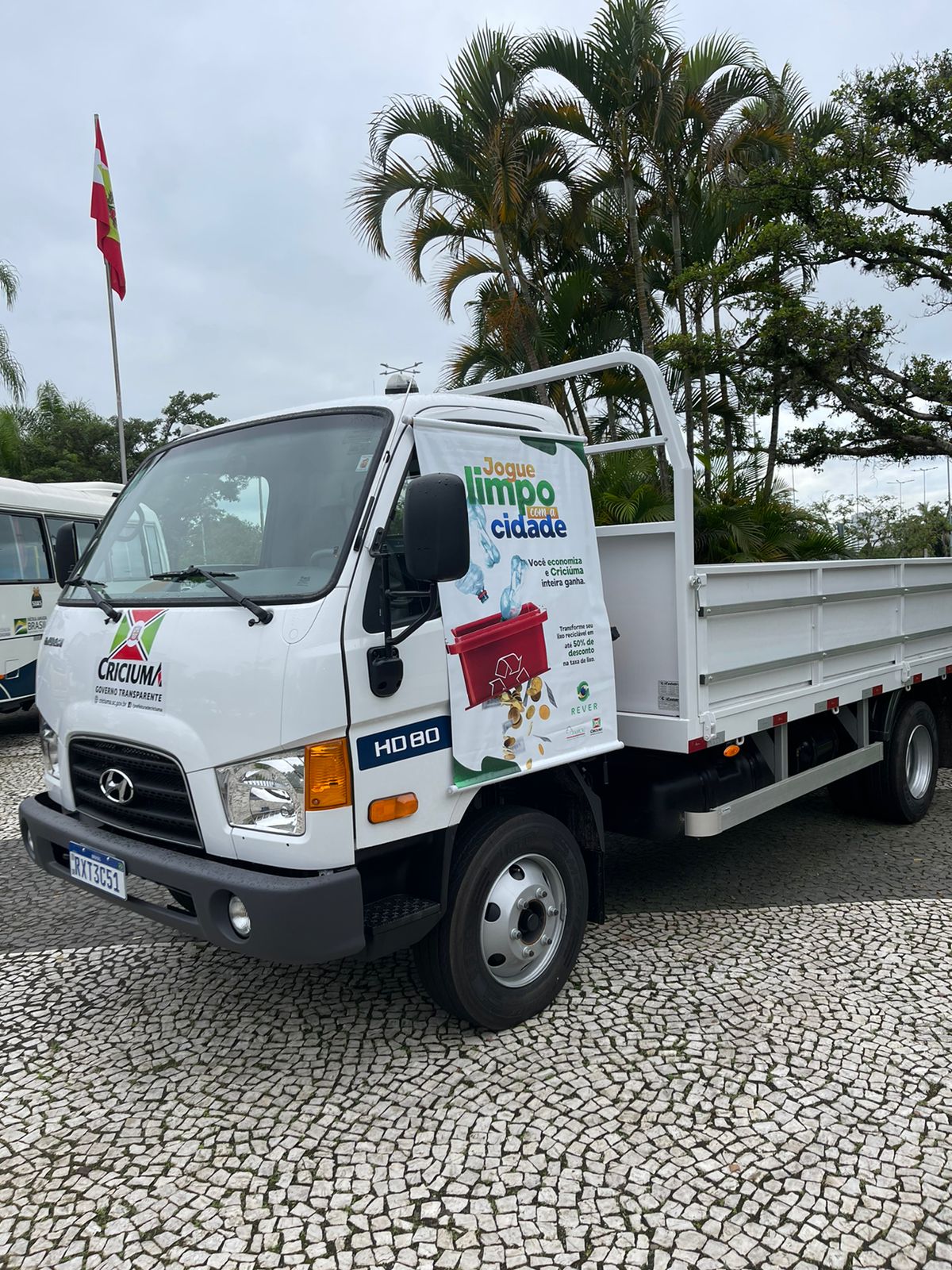 Administração de Criciúma faz entrega de veículo para o Programa Jogue Limpo com a Cidade