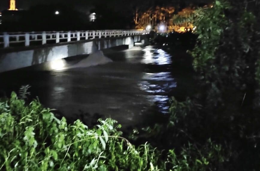 Rio Tubarão está prestes a transbordar na área central da cidade e PM alerta para evacuação