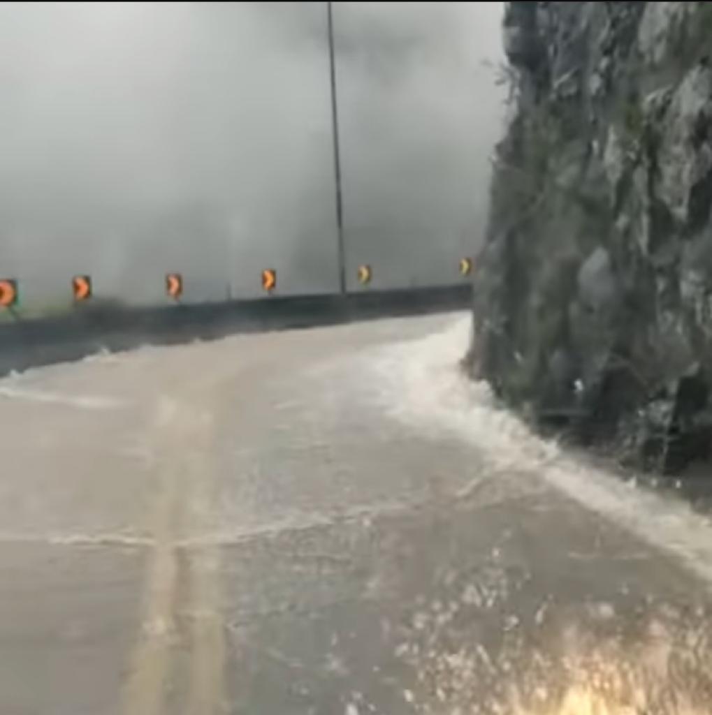 Após deslizamentos e grande volume de água, Serra do Rio do Rastro é fechada