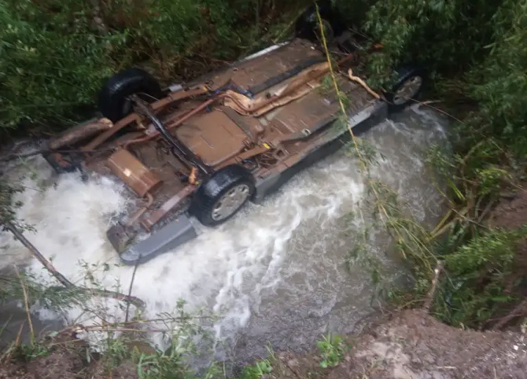 Homens morrem após veículo cair em riacho na Serra catarinense