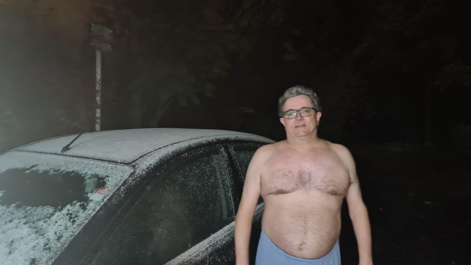 Meteorologista Ronaldo Coutinho encara frio sem camisa por boa causa a Criciúma