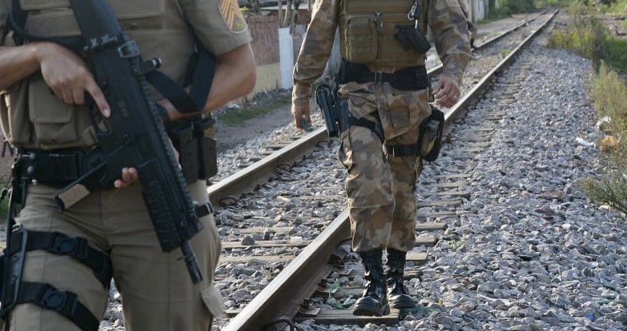 Homem é preso após furtar parafusos e chapas da ferrovia em Içara