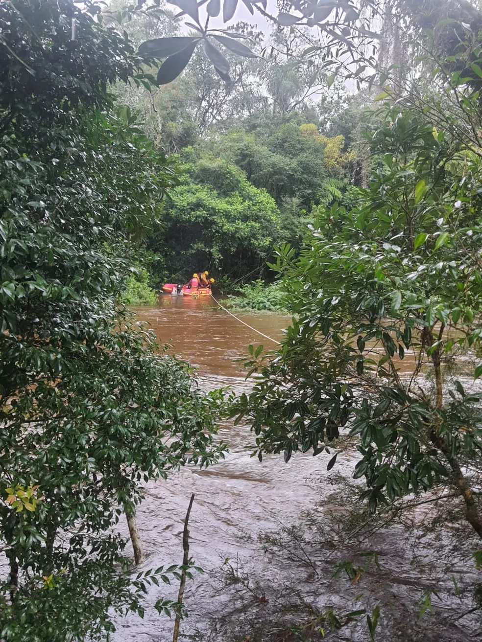 Vídeo: trabalhadores rurais são resgatados após mais de 12 horas ilhados por enchente em SC