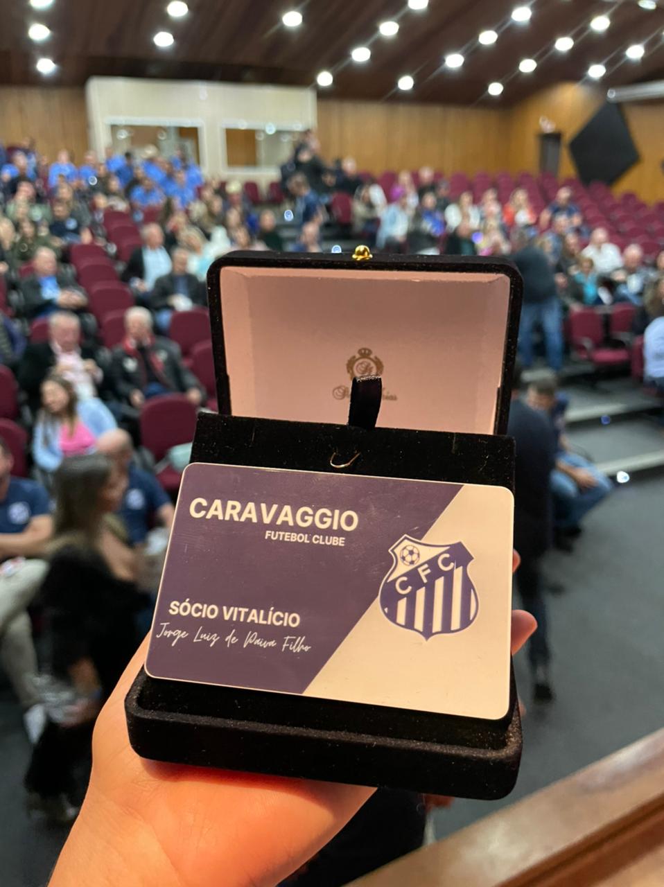 Vídeo: Em noite de fortes emoções, Caravaggio lança documentário e hino