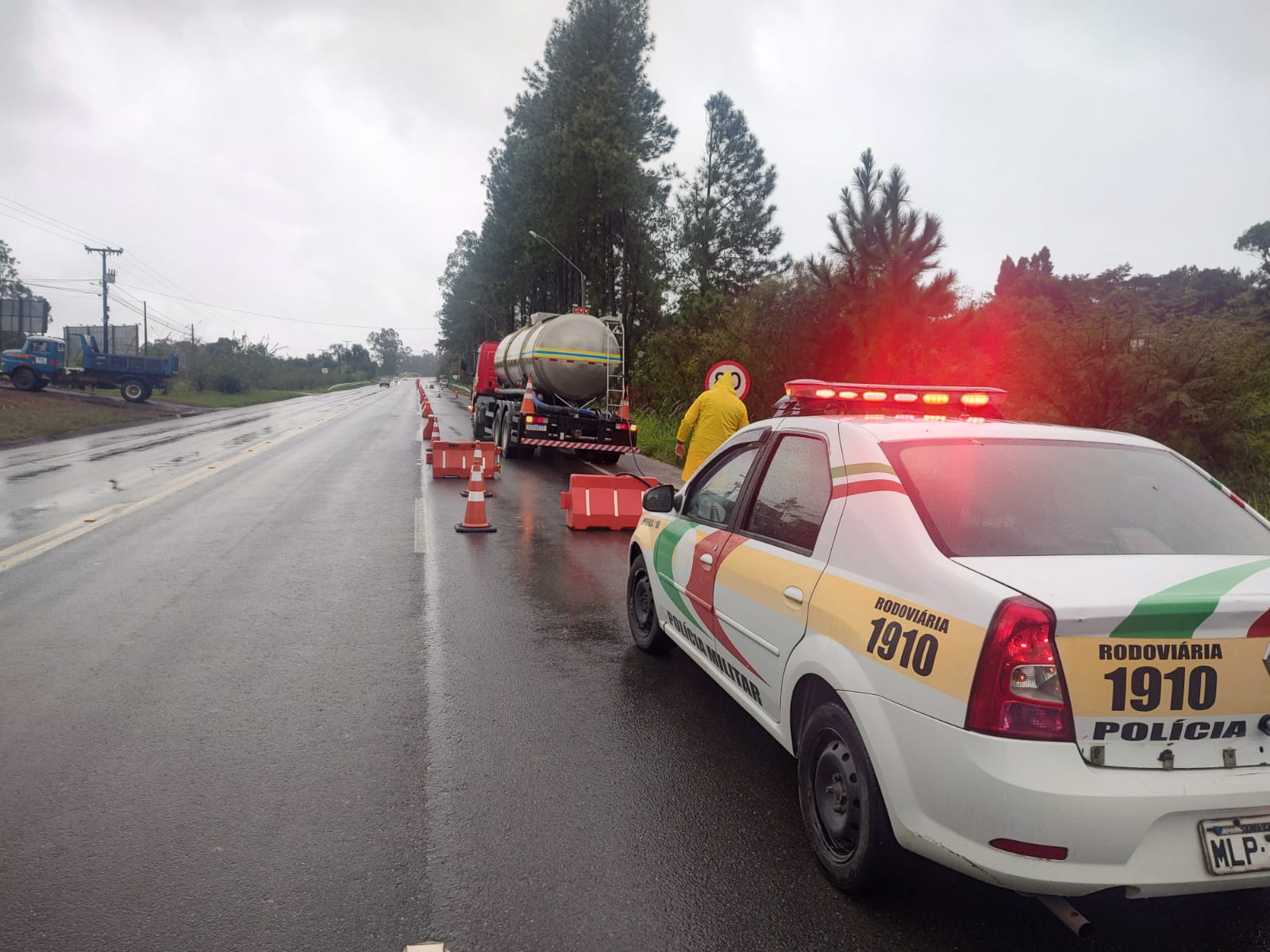 Forte chuva causa transtornos no trânsito na SC-108 e bloqueio de pista em Cocal do Sul