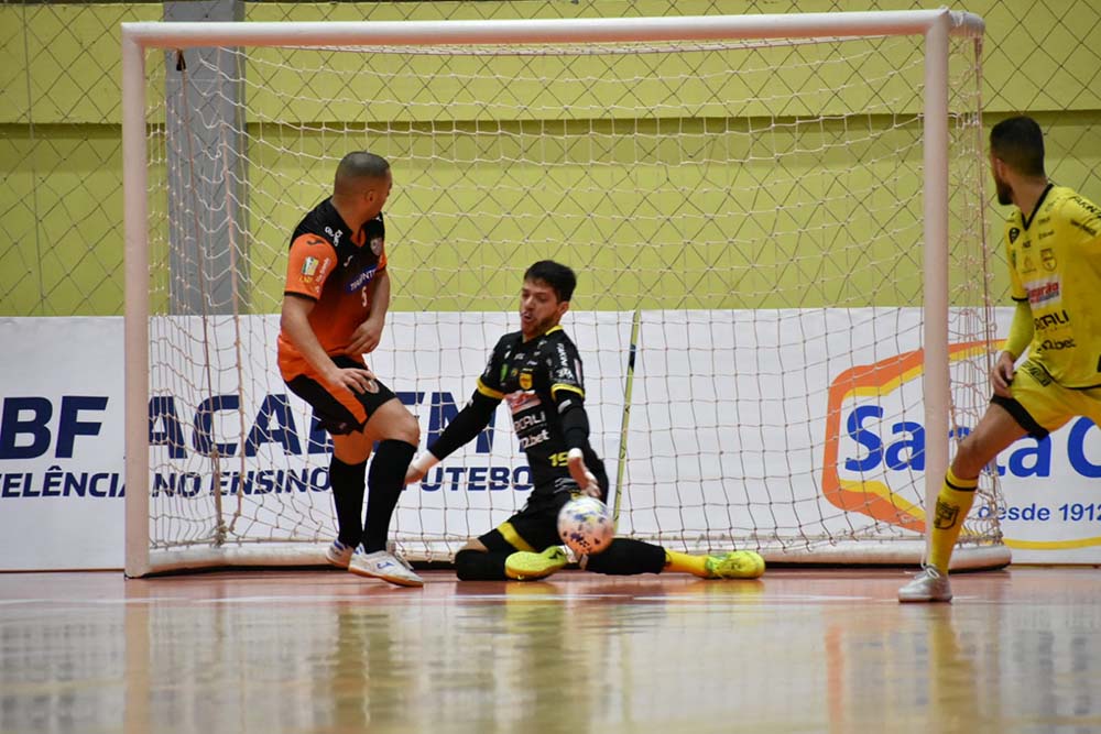 João Neto defendeu tiro-livre e teve mais uma grande atuação | Foto: Paulinho Sauer/Jaraguá Futsal