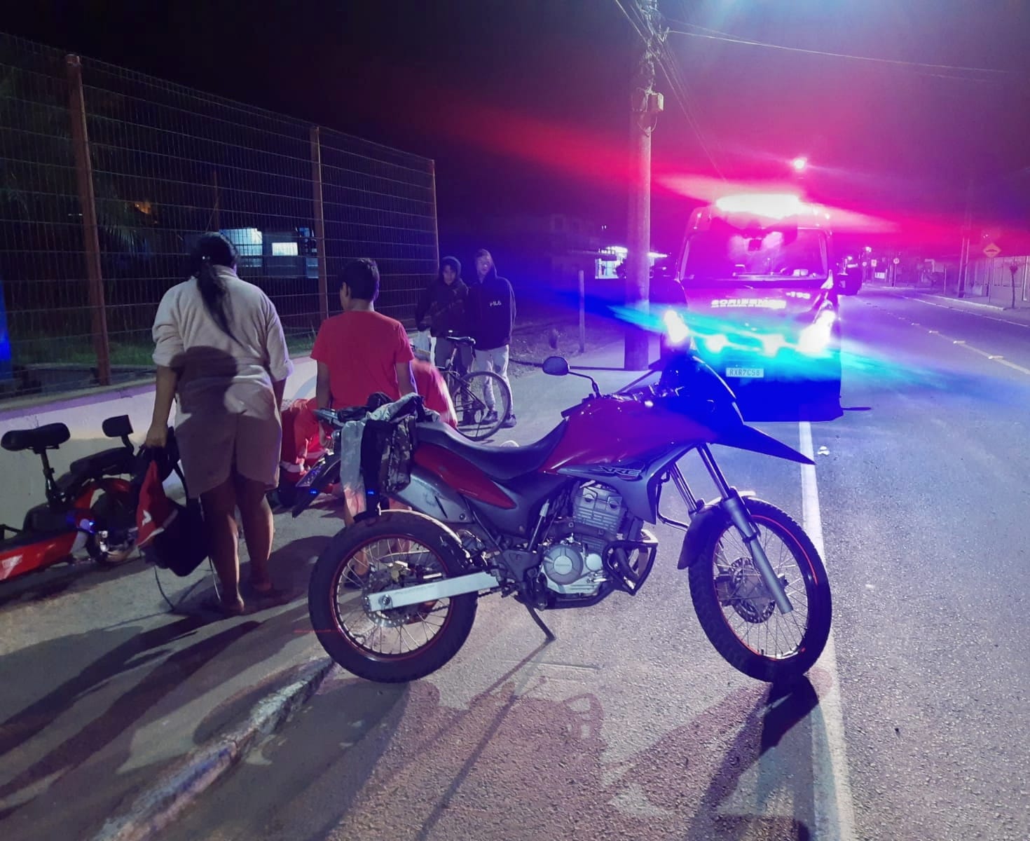 Acidente entre moto e bicicleta deixa adolescente ferido em Jaraguá