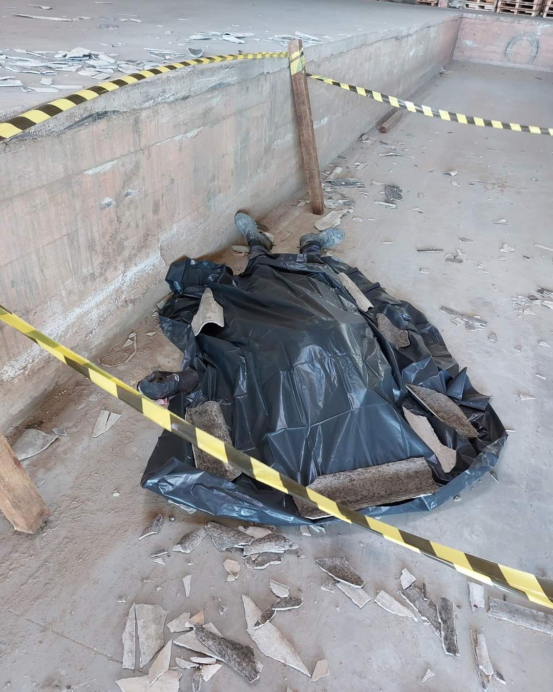 Homem cai do telhado de empresa e morre em São João do Itaperiú