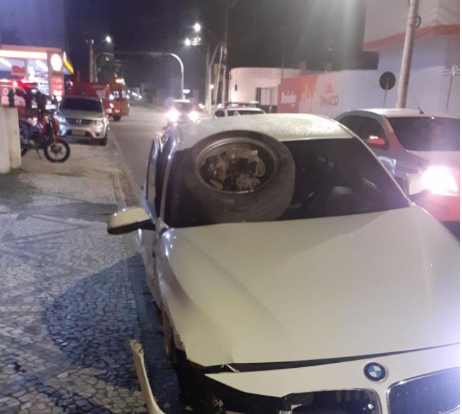 BMW se envolve em acidente no centro de Criciúma