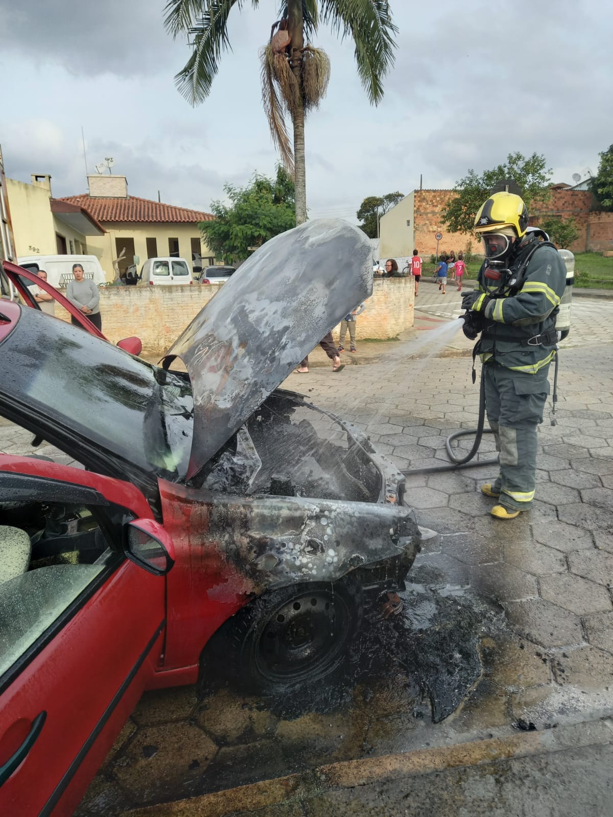 Carro pega fogo no bairro Jussara em Içara