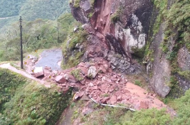 Nova queda de barreira na Serra do Corvo Branco reforça necessidade de bloqueio