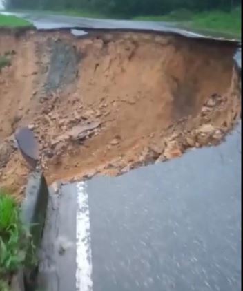 Após fortes chuvas, cratera se abre em estrada de Orleans