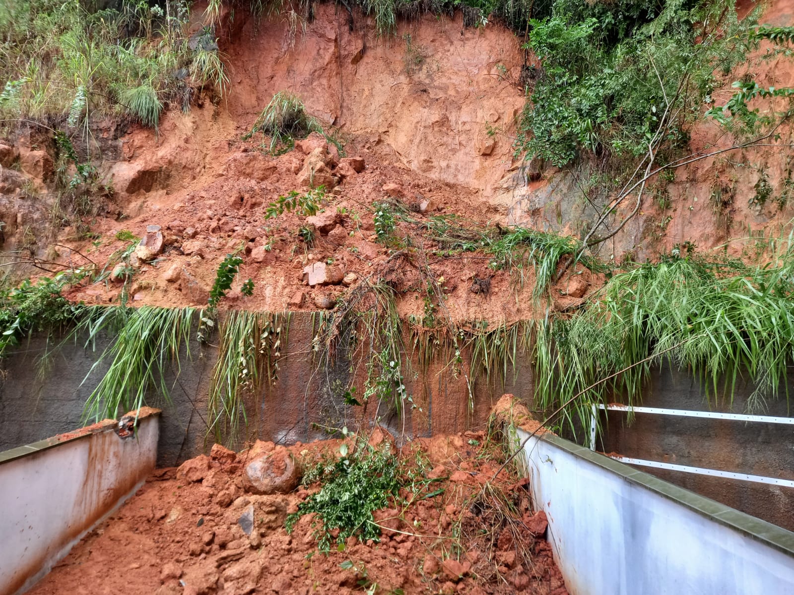 Moradores deixam casas devido a deslizamento de terra em Urussanga