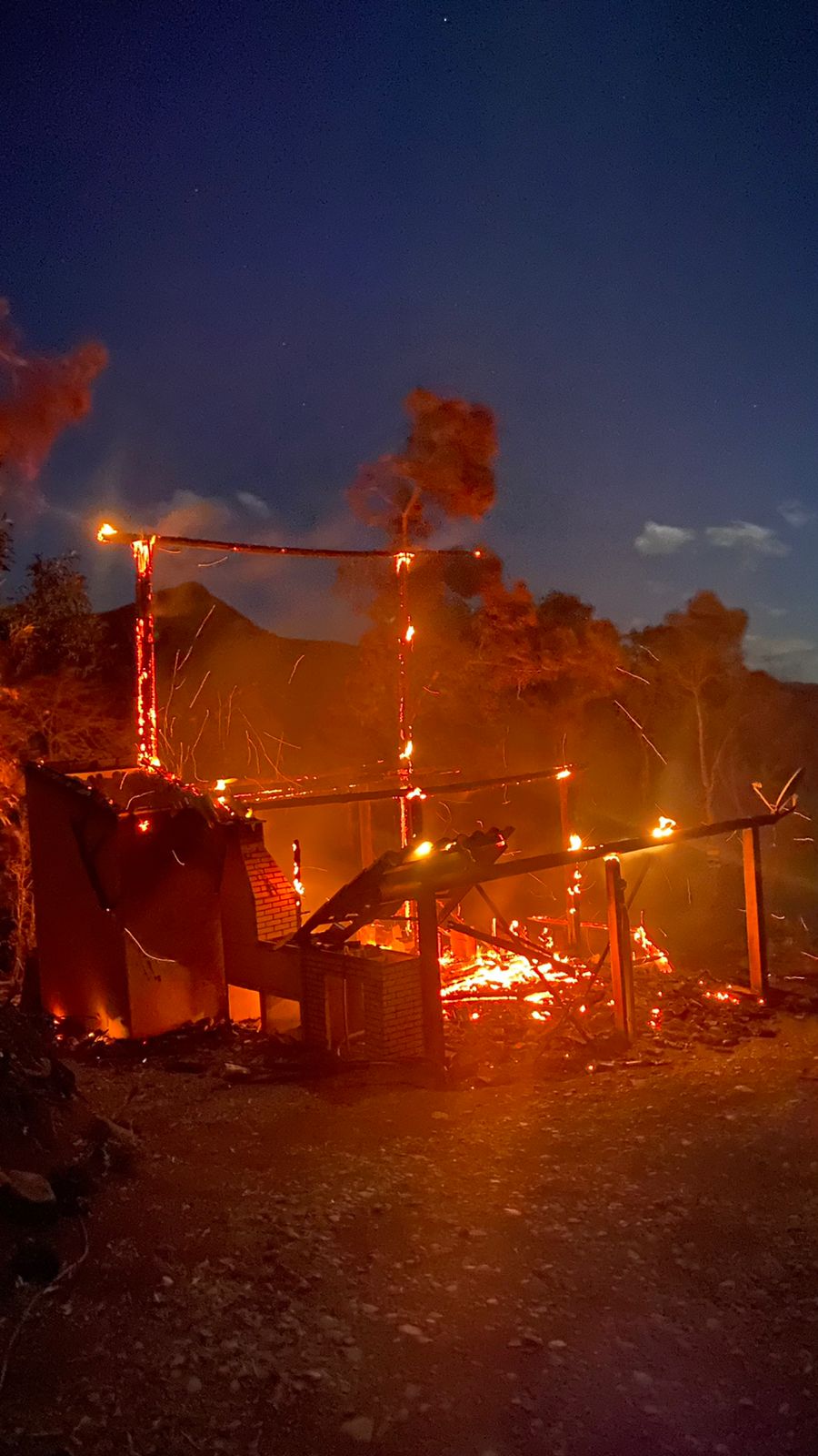 Chalé é destruído por incêndio na Serra da Rocinha