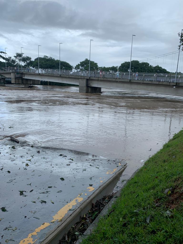 Prefeitura e Defesa Civil determinam fechamento do comércio após meio-dia por possibilidade de transbordamento do Rio Tubarão