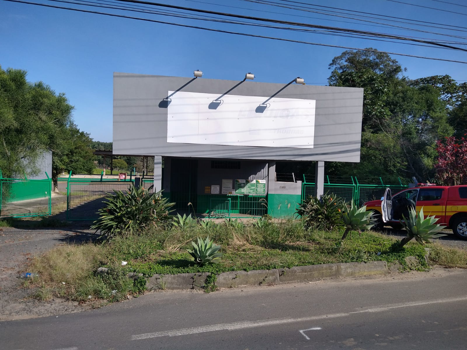 Edificação abandonada pega fogo no bairro Universitário em Criciúma