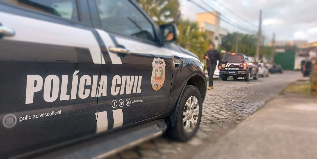 Polícia Civil cumpre três mandados de busca e prende traficante de crack em flagrante em Criciúma