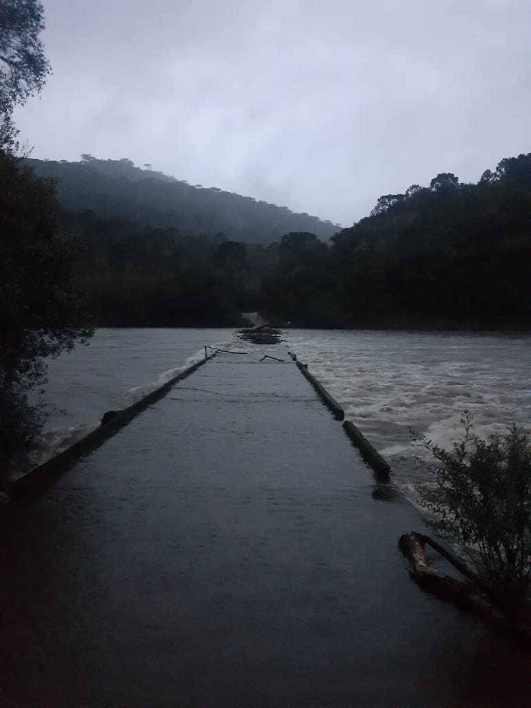 Em São Joaquim, fortes chuvas interditam ponte que liga SC ao RS