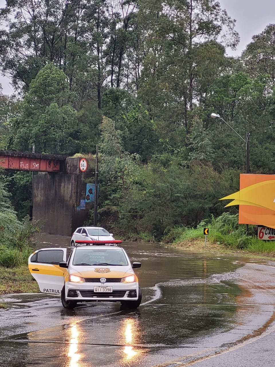 Defesa Civil libera o tráfego de veículos na Rodovia Jorge Lacerda no bairro Sangão