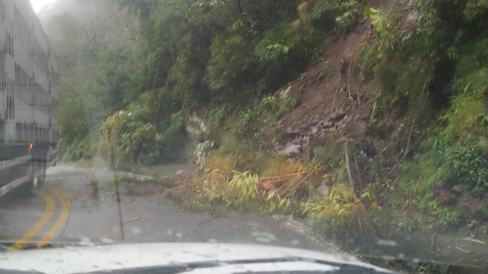 Quedas de barreiras interditam parcialmente o trânsito na Serra do Rio do Rastro