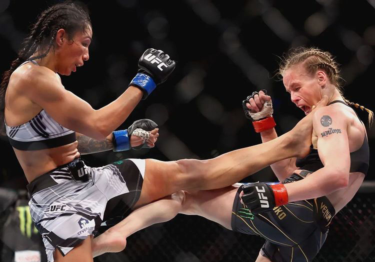 Taila Santos (E) perdeu para Valentina Shevchenko por decisão dividida | Foto: Divulgação/UFC