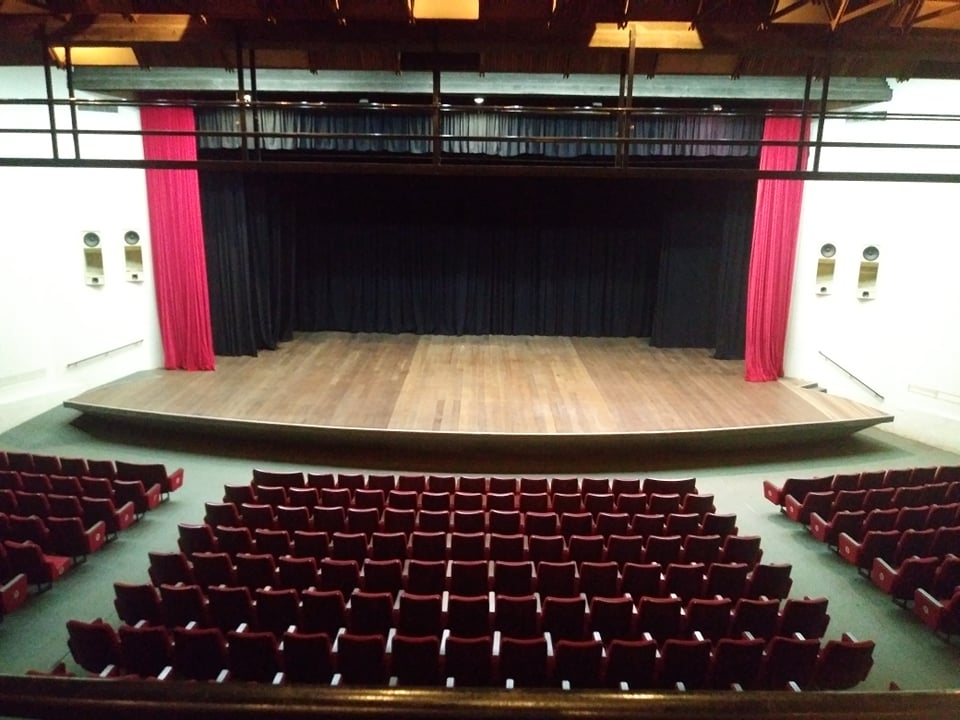 Teatro Elias Angeloni está com diversas atrações programadas para os meses de junho e julho