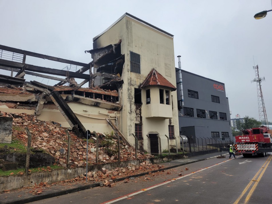 Ruínas de empresa incendiada em Blumenau começam a ser demolidas