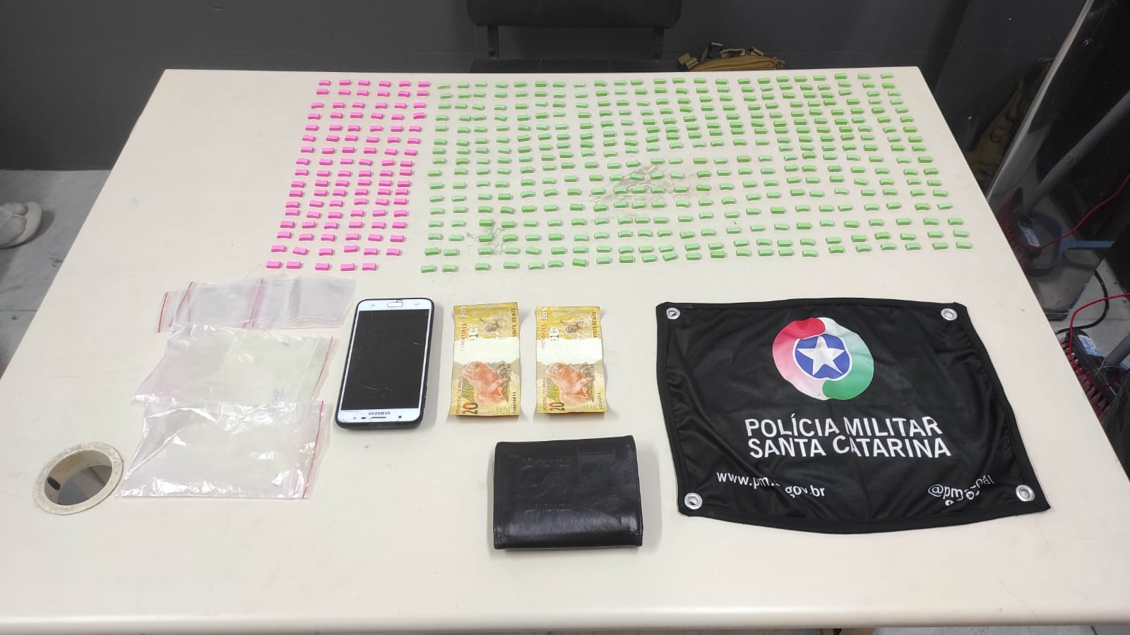 Casal é preso pela PM com quase 500 comprimidos de ecstasy em Criciúma