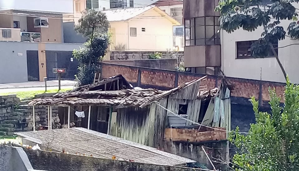 Residência de madeira desaba no bairro Operária Nova