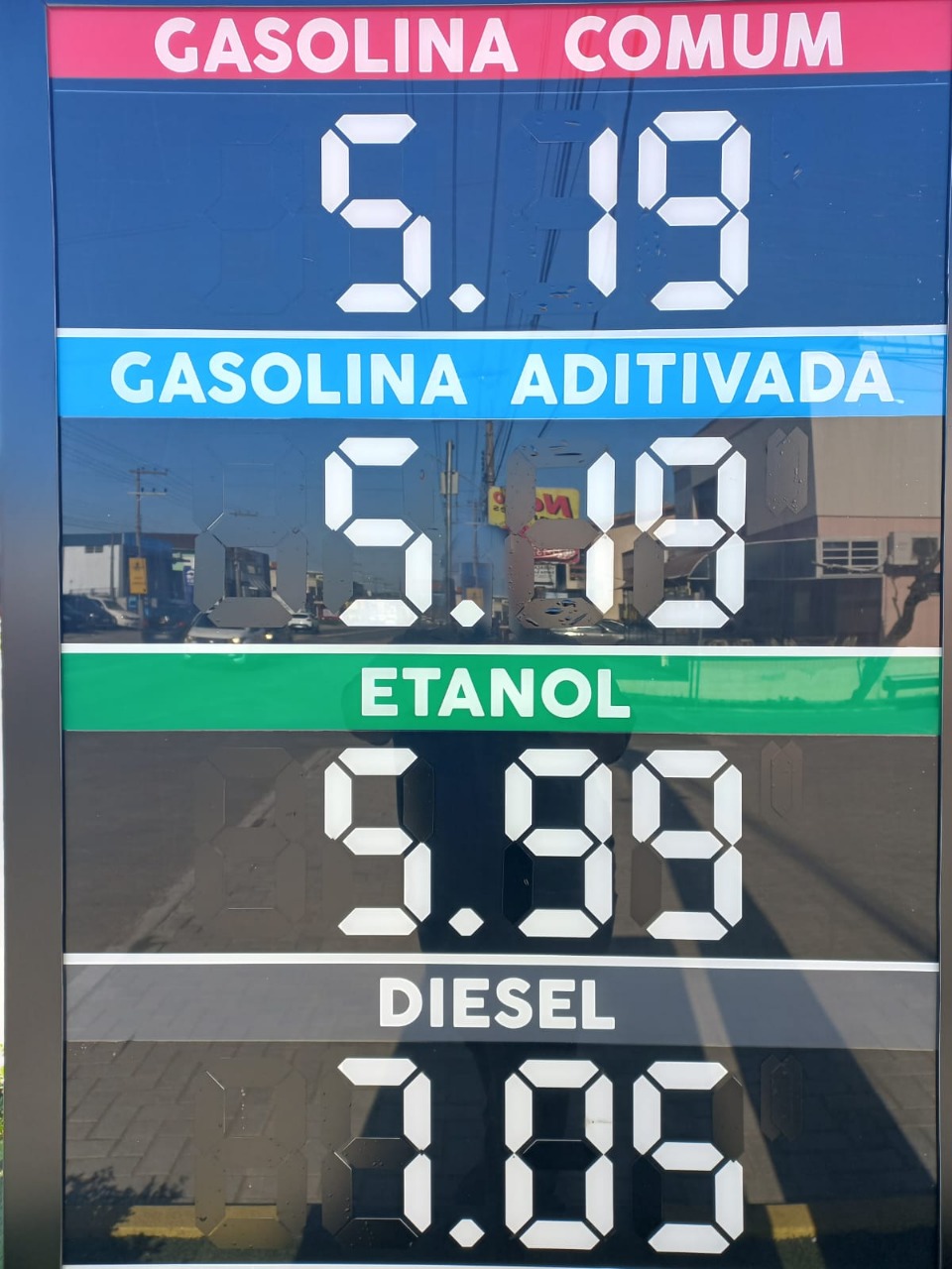 Gasolina comum já é encontrada a R$ 5,19 por litro