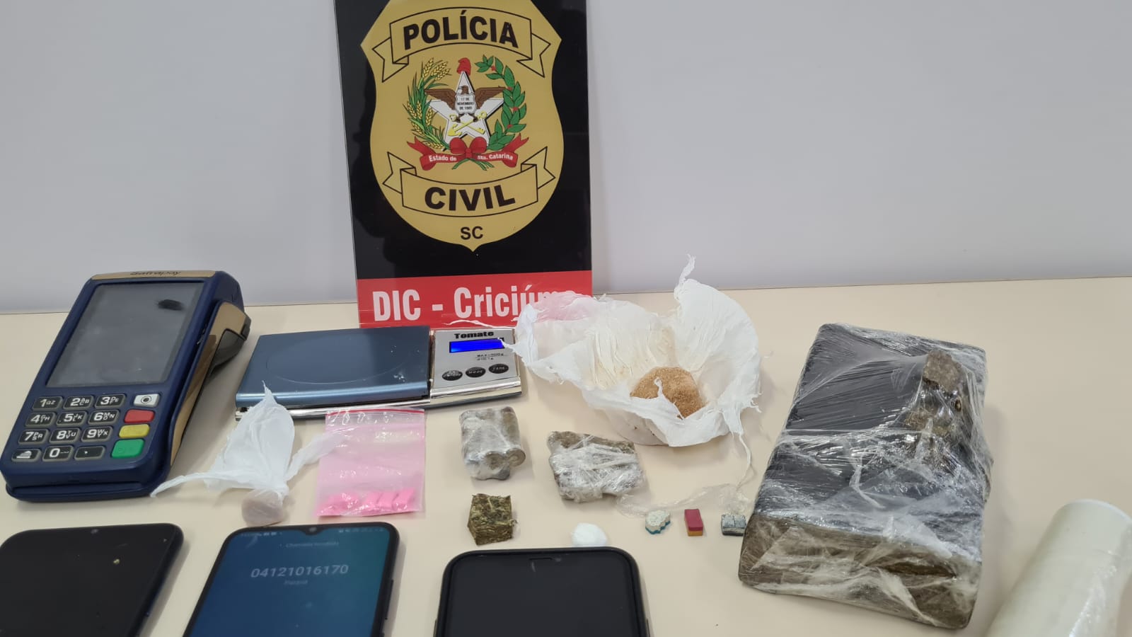 DIC de Criciúma prende traficantes de droga sintética que abasteciam boates e festas