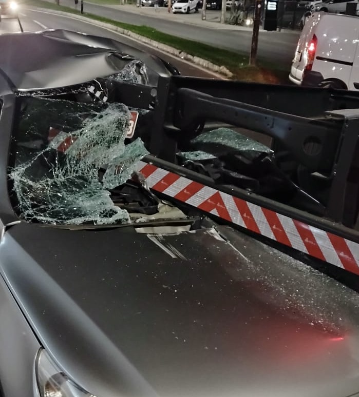 Colisão traseira entre carro e caminhão deixa motorista ferido em Criciúma