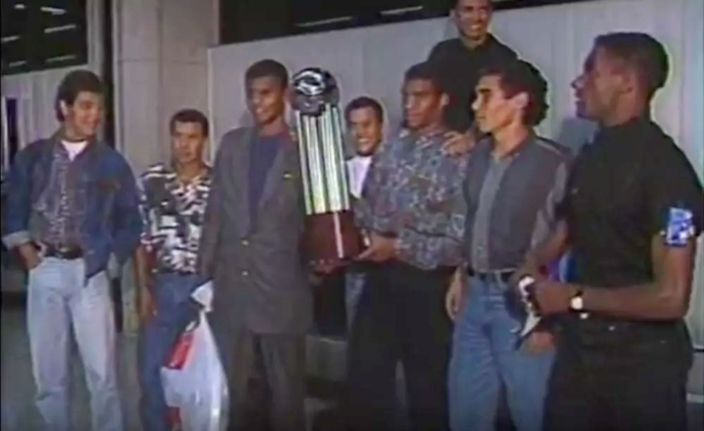 Jogadores do Atlético-MG com a taça da Copa Conmebol de 1992 | Foto: Reprodução/TV Globo Minas