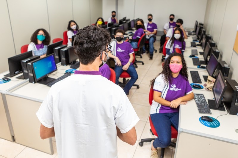 Instituto oferece curso gratuito de programação para jovens em Joinville