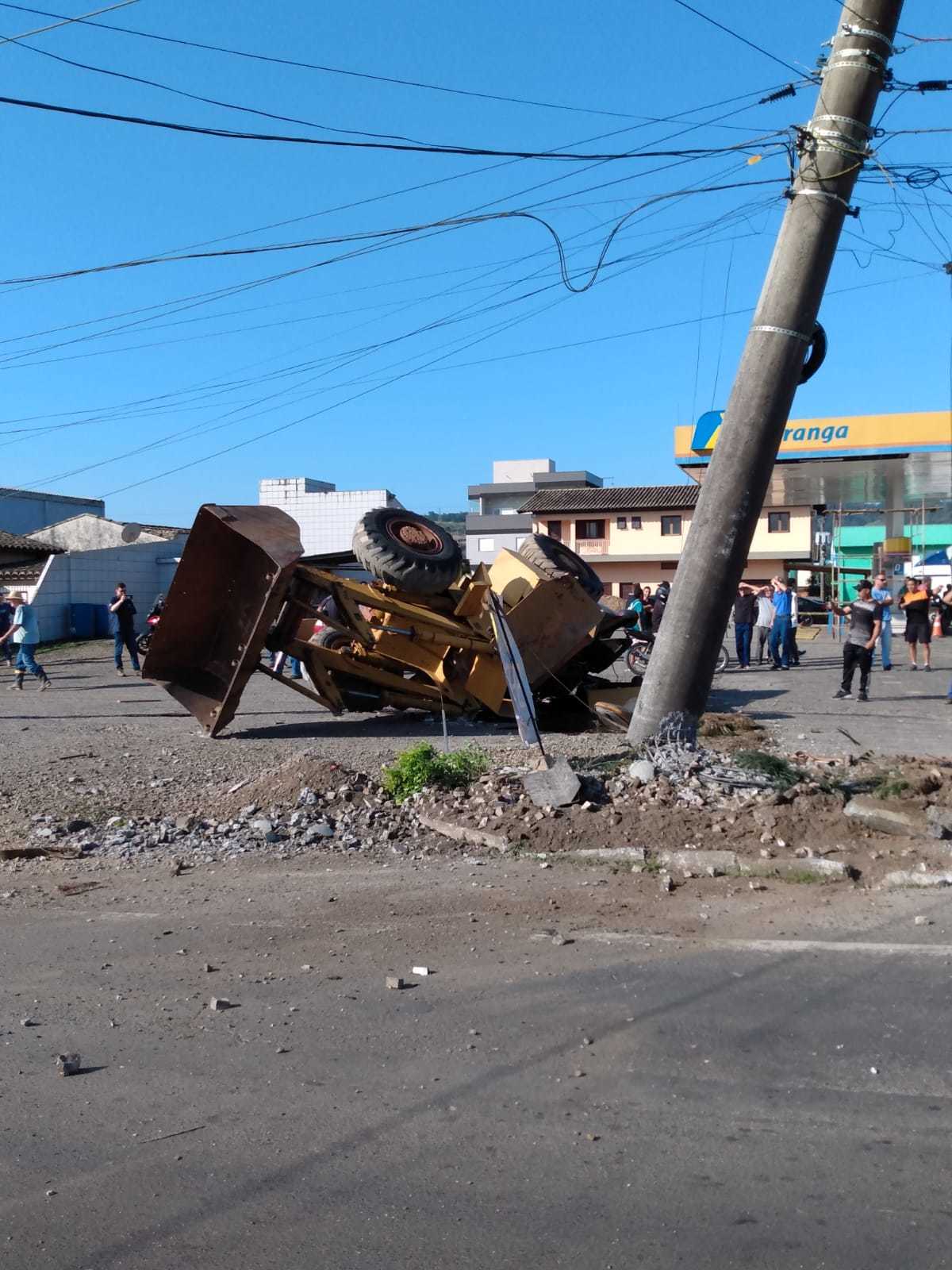Máquina cai de caminhão e deixa SC-446 em Siderópolis interditada
