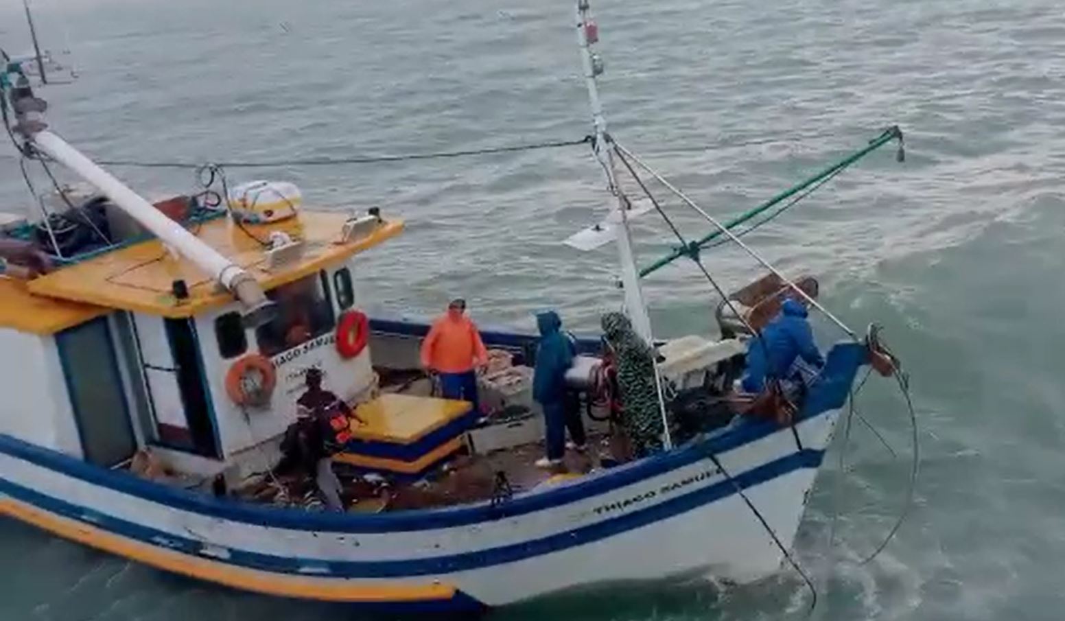 Foto e Vídeos: Pescador é resgatado após passar 3 dias em alto mar no Balneário Rincão