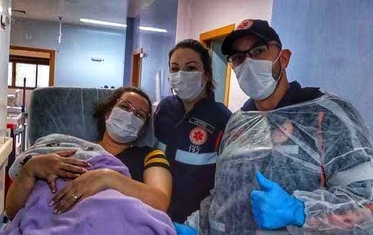 Equipe do Samu realiza parto de emergência dentro de residência em Criciúma