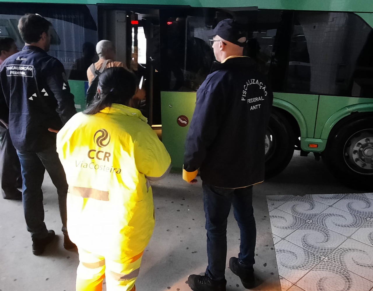 Passageiros de ônibus recebem orientações sobre a obrigatoriedade do uso do cinto de segurança