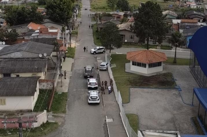 Em fuga da Polícia Militar, criminoso colide em muro de escola em Criciúma